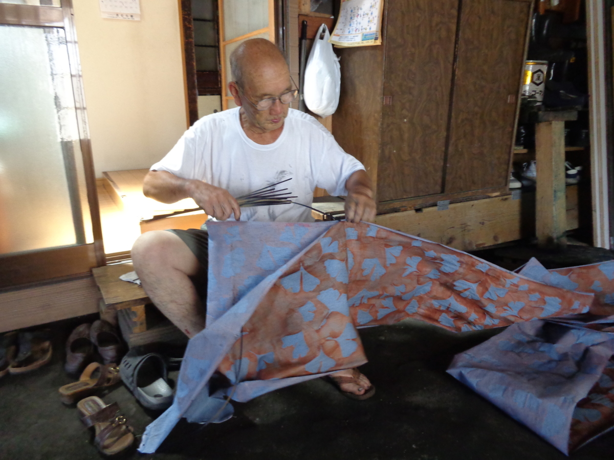 Mr. Noguchi placing tenterhooks at the fabric to make it ready to dye in the indigo vat.